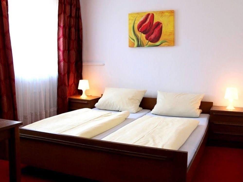 กาสท์เฮาส์ ทันเนนโฮฟ Hotel Lutz ภายนอก รูปภาพ